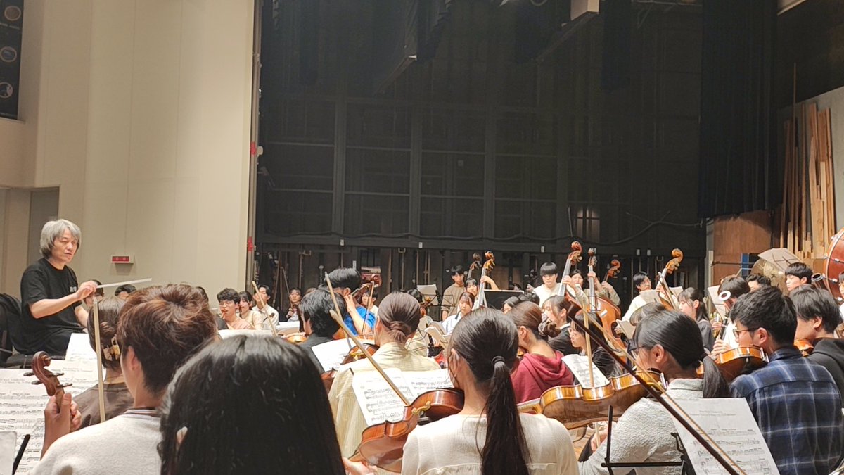 quphil_official's tweet photo. 【第３回リハーサル】
5月8日・9日、鈴木先生にお越しいただき第３回リハーサルを行いました！
9日は早良市民センターホールをお借りし、ひな壇や響きなど普段とは異なる環境で練習しました。

練習も終盤を迎え、ある程度まで上達してきたからこそ、細部まで意志を持った演奏が重要だと感じました。続 https://t.co/bkNjOG1tLT