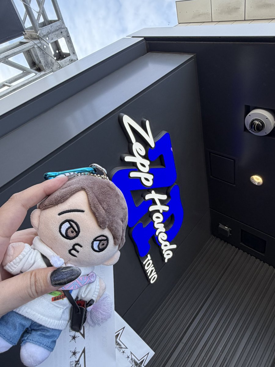 yu_59___'s tweet photo. 城ホに続き、Zepp行けた🖤
誕生日当日に祝えてほんとに良かったぁー🥰
幸せでした🖤ありがとう😊🫶
黒スーツは破壊力抜群！叫んじゃうww
改めてお誕生日おめでとう🎉🎂 https://t.co/mQF3iIOSRL