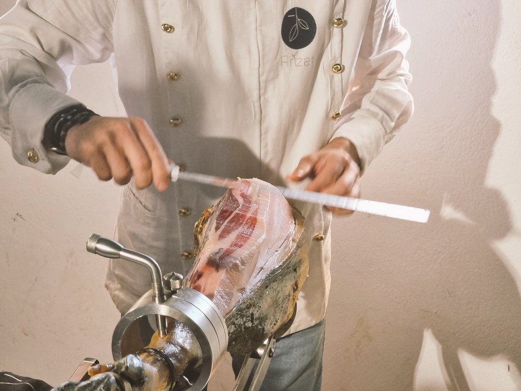 mapaymochila_'s tweet photo. La @RVRibGuadiana tiene un ecosistema extraordinario: La Dehesa. 
La recorremos en 4x4 y después recibimos una clase magistral de corte de jamón gracias a @arizarselecto marinada con cava.
Estás experiencias únicas son lo que hace especial 
#ViveRiberaDelGuadiana https://t.co/C5DppWxluC