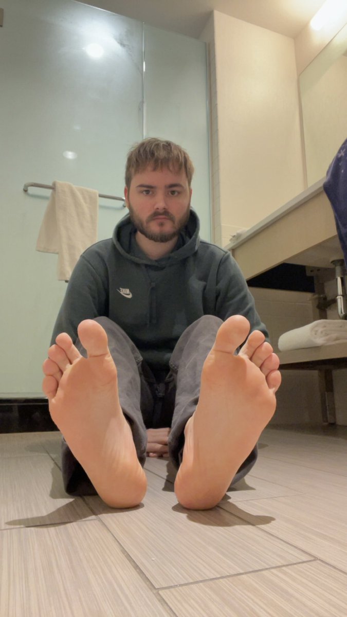 hehes0les's tweet photo. some post-club feet for u ;) https://t.co/A4vieRckK5