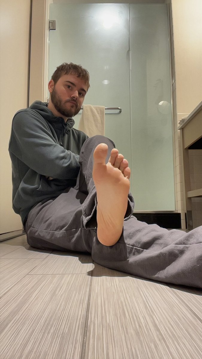 hehes0les's tweet photo. some post-club feet for u ;) https://t.co/A4vieRckK5