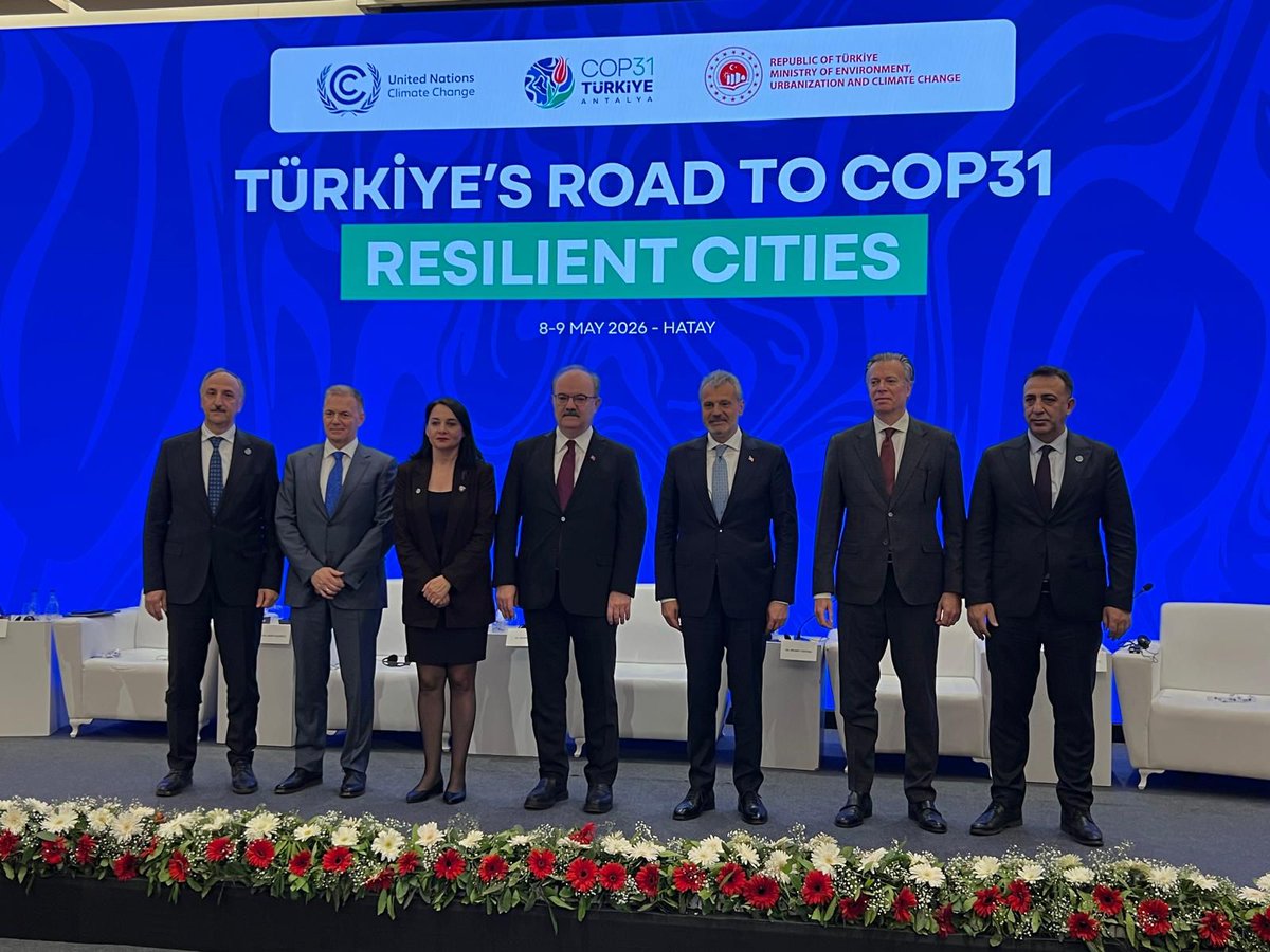 cemgovtr's tweet photo. Türkiye’nin COP31 Yolculuğunda Kritik Durak: Hatay 🌍
​Türkiye’nin COP31’e giden yolundaki stratejik adımlarından biri olan “Dirençli Şehirler” programı, Hatay’da geniş bir uluslararası katılımla başladı!
​Çevre, Şehircilik ve İklim Değişikliği Bakanımız Sn. Murat Kurum'un açılış konuşmalarıyla başlayan etkinlikte, deprem sonrası ihya süreci; "tarihin en büyük kentsel yeniden inşa süreci" olarak tanımlanırken, sürdürülebilirliğin bu yol haritasındaki yeri vurgulandı.
​
​🗣️ Genel Müdürümüz Prof. Dr. Kasım Yenigün moderatörlüğünde düzenlenen "From Policy to Action: Resilient Cities" panelinde ise yerli ve yabancı üst düzey katılımcılarla iklim krizine karşı dirençli kentleşme stratejileri ele alındı.
​Uluslararası iş birliğiyle, şehirlerimizi daha güvenli ve yeşil bir geleceğe hazırlıyoruz. 🌍🏗️
​#COP31 #DirençliŞehirler #İklimEylemi #Hatay

https://t.co/zHcugBqeXS