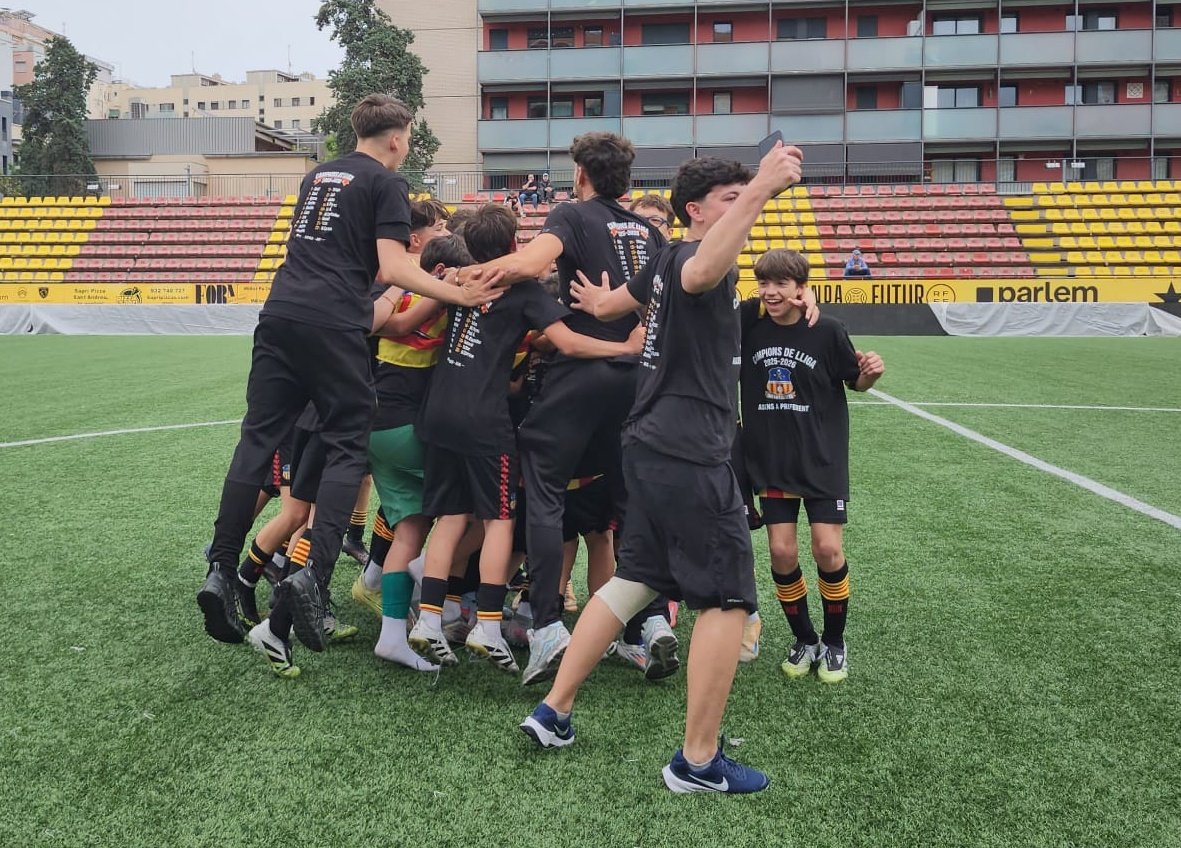 uesantandreu's tweet photo. 🏆 El Sub13 'B' es proclama campió de lliga al Narcís Sala! 

Enhorabona, nois! 💛❤️ https://t.co/m6owio72s1