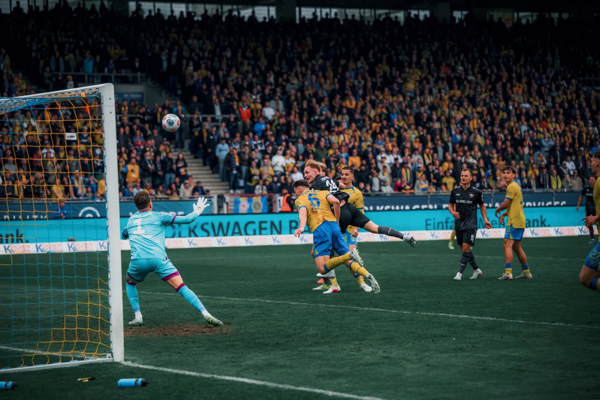 DynamoDresden's tweet photo. Klassenerhalt vertagt: Bei der knappen 1:2-Niederlage in Braunschweig kam der Anschlusstreffer von Stefan #Kutschke (86.) zu spät. Zum Spielbericht 👉 https://t.co/dJiu5rmdgd 2:1 #EBSSGD #sgd1953 https://t.co/FaWX70FbyY