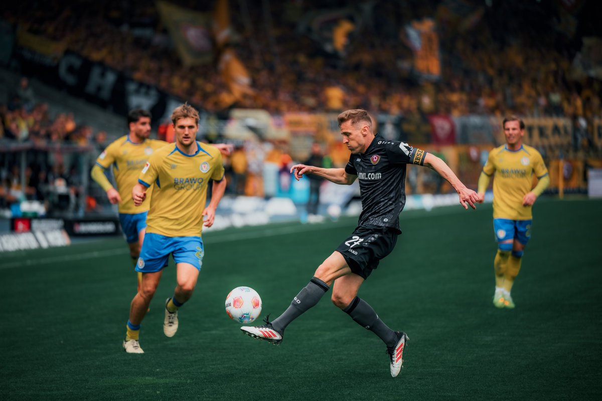 DynamoDresden's tweet photo. Klassenerhalt vertagt: Bei der knappen 1:2-Niederlage in Braunschweig kam der Anschlusstreffer von Stefan #Kutschke (86.) zu spät. Zum Spielbericht 👉 https://t.co/dJiu5rmdgd 2:1 #EBSSGD #sgd1953 https://t.co/FaWX70FbyY