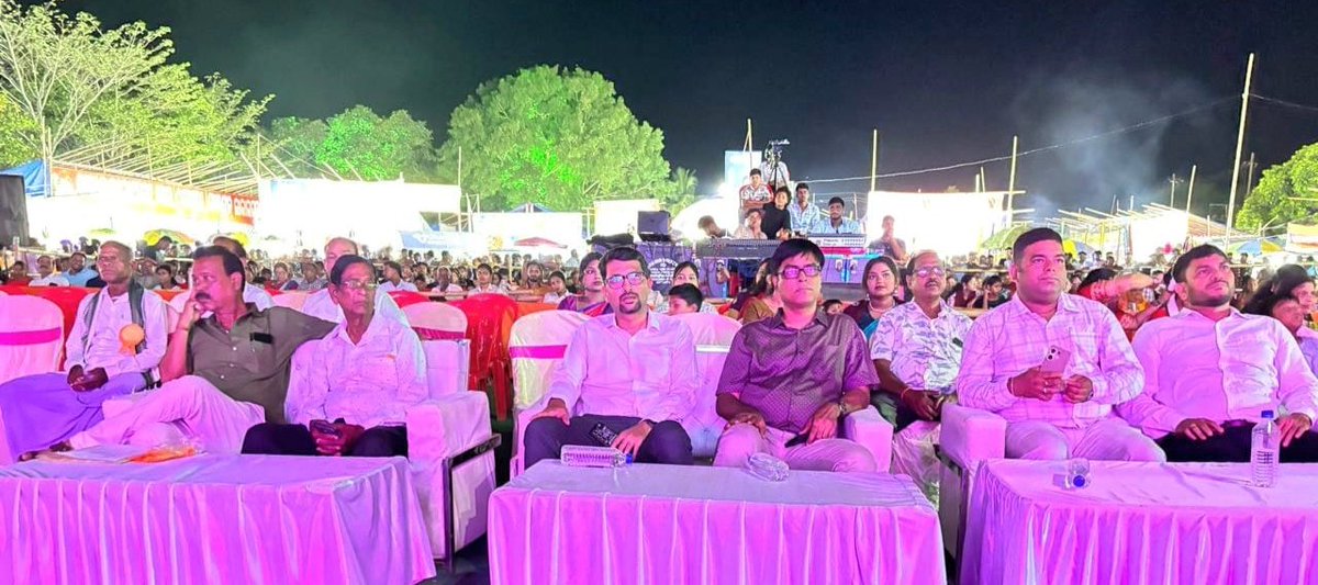 RajKishoreDash2's tweet photo. ଗୌରବମୟ ବଡ଼ମ୍ବା ମାଟିରେ ଆୟୋଜିତ ଚନ୍ଦନ ମହୋତ୍ସବର ମନୋମୁଗ୍ଧକର ସନ୍ଧ୍ୟାରେ ସାମିଲ ହୋଇ ଅତ୍ୟନ୍ତ ଆନନ୍ଦିତ। ଐତିହାସିକ ଚନ୍ଦନ ମହୋତ୍ସବରେ ଆୟୋଜକମାନଙ୍କର ସ୍ନେହ, ଆତ୍ମୀୟତା ଓ ଭଲପାଇବା ପାଇଁ ହୃଦୟରୁ କୃତଜ୍ଞ। ଏତେ ସୁନ୍ଦର ଓ ସୁସଂଗଠିତ ଆୟୋଜନ ମଧ୍ୟରେ ସମ୍ମାନିତ ହେବା ମୋ ପାଇଁ ନିଶ୍ଚୟ ଗର୍ବ ଓ ସ୍ମରଣୀୟ ଅନୁଭବ।

#badamba https://t.co/hxbPNE7WYq
