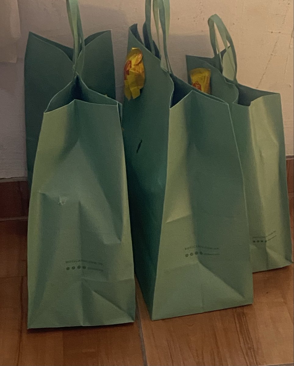pretinhojefinho's tweet photo. Fui lá comprar os presentes de Dia das Mães. Eu não tenho uma só não; eu tenho é três: uma é matriz, as outras duas são âncoras https://t.co/6gfrIekyZh