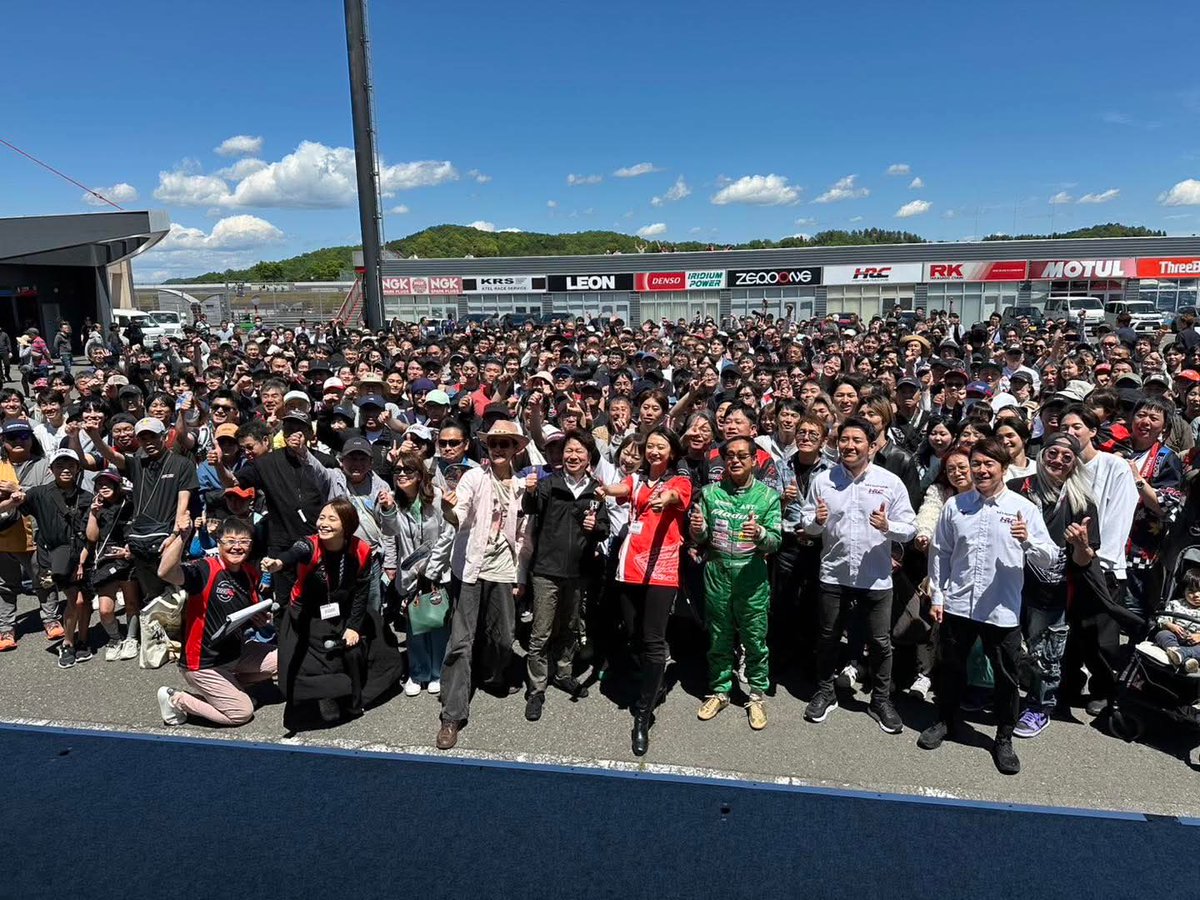 c_muffly's tweet photo. ｢Honda Alll Type R World Meeting 2026｣、813台の参加台数は絶景の一言👀当初はトークショーのモデレーター役でしたが、現場に行くと｢総合司会ですよ｣と💧結果、オープニングからエンディングまで休みなしの千本ノック、頑張った🏁それにしても、オーナーの皆さんのクルマ愛、ホンダ愛、タイプR愛にびっくり😍ホンダのエンジニア、役員はこのリアルを見た方がいいです。お会いした全ての皆さまに感謝👍
#HondaAllTypeRWorldMeeting2026
