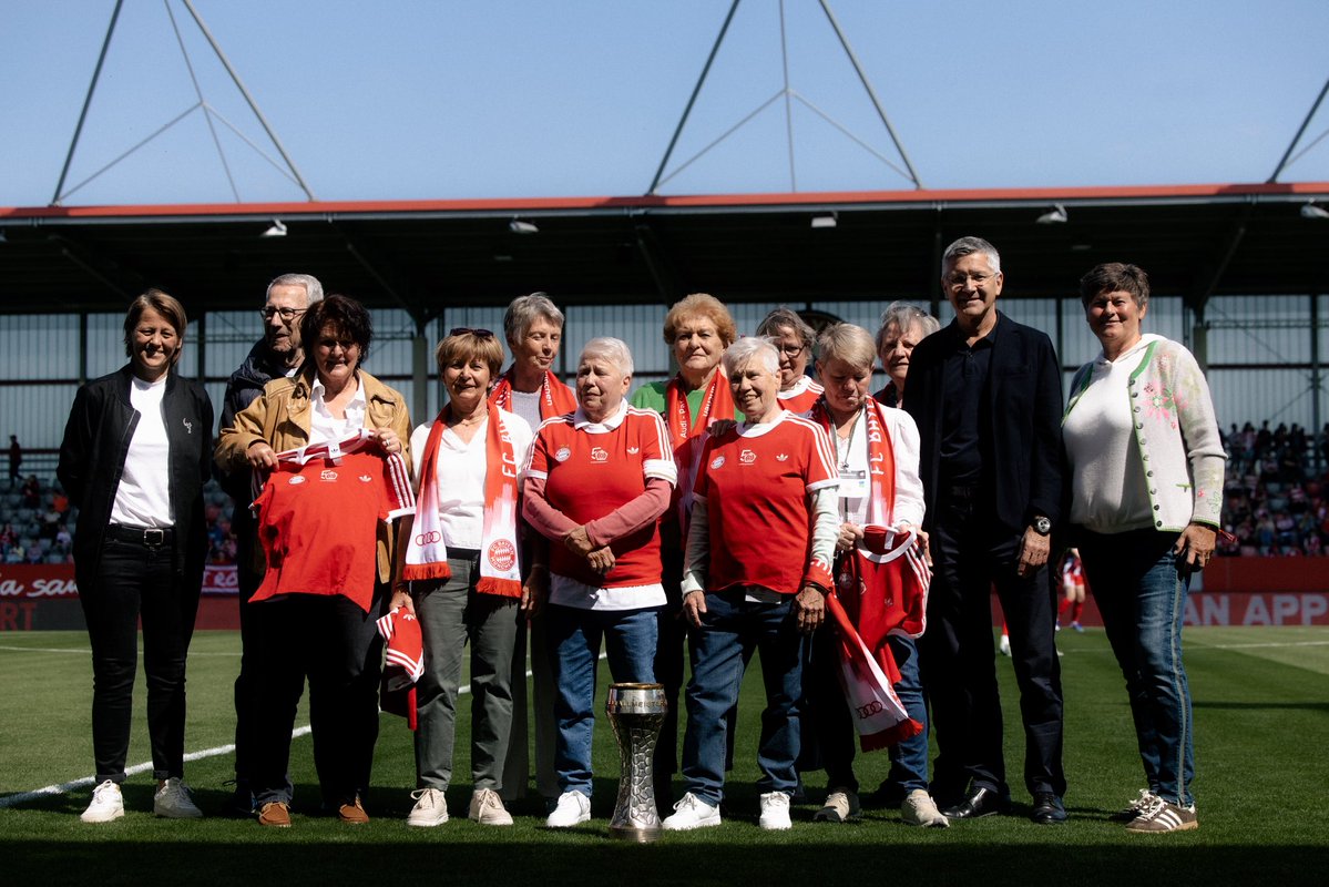 FCBfrauen's tweet photo. 𝟓𝟎 𝐉𝐚𝐡𝐫𝐞 𝐌𝐞𝐢𝐬𝐭𝐞𝐫𝐬𝐜𝐡𝐚𝐟𝐭 - vor dem Spiel ehrten FC Bayern Präsident Herbert Hainer und die Direktorin der FC Bayern Frauen Bianca Rech die ersten Meisterinnen des FCB von 1976! 🥇❤️🤍 https://t.co/oHOOxn5qyU