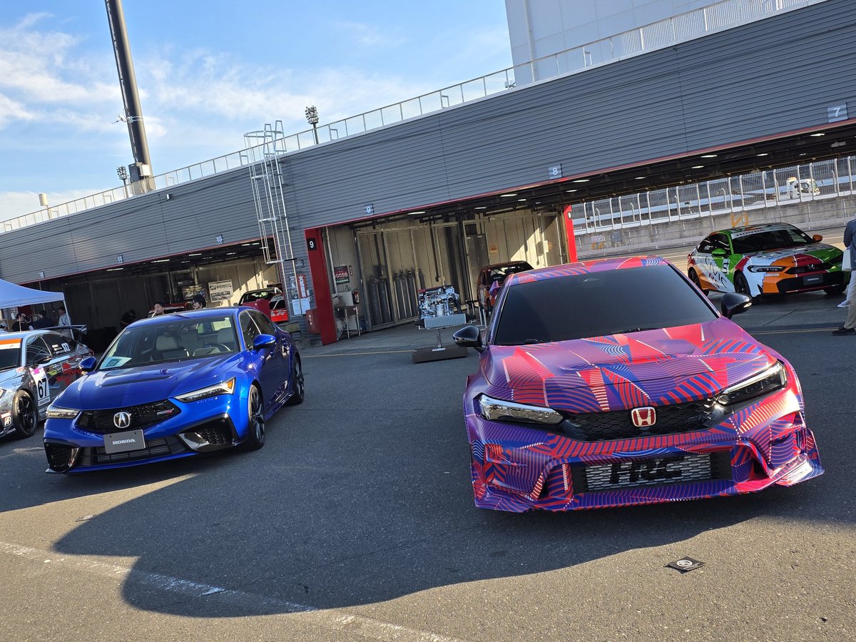 c_muffly's tweet photo. ｢Honda Alll Type R World Meeting 2026｣、813台の参加台数は絶景の一言👀当初はトークショーのモデレーター役でしたが、現場に行くと｢総合司会ですよ｣と💧結果、オープニングからエンディングまで休みなしの千本ノック、頑張った🏁それにしても、オーナーの皆さんのクルマ愛、ホンダ愛、タイプR愛にびっくり😍ホンダのエンジニア、役員はこのリアルを見た方がいいです。お会いした全ての皆さまに感謝👍
#HondaAllTypeRWorldMeeting2026