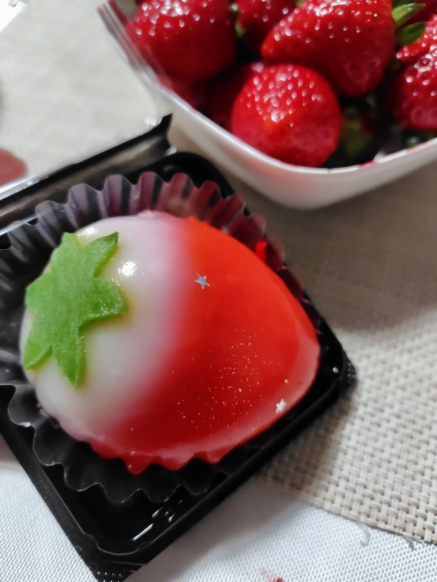 苺の形のいちご大福『ルビーのいちご』の吉岡製菓official