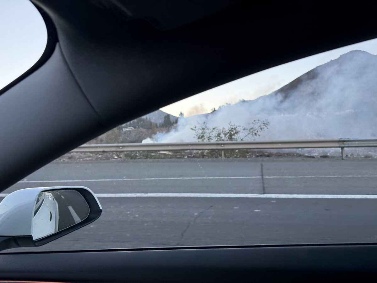 aabugattas's tweet photo. @MinistraToledo @Orrego @MIGUELARAYALOBO @municipio_buin esto sigue con humo (diario) y siguen sin hacer nada. #puentemaipo https://t.co/WXkInMOno7