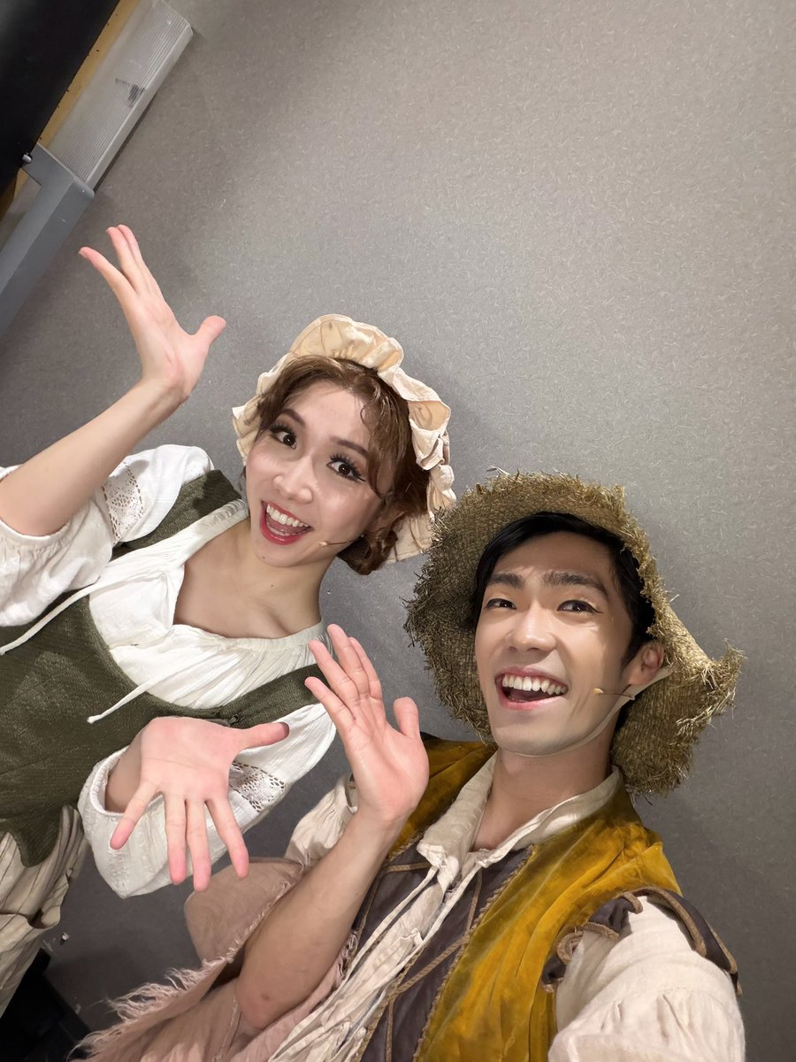 hidaka_sagara's tweet photo. 5/9（80,81公演目）
本日もありがとうございました！！
今日は萌木ちゃんと！！📸

稽古の時から仲良くしてくれて、お世話になりっぱなしの人😂🙇‍♂️
真っ直ぐで素敵な歌声はもちろん、お芝居も凄く魅力的。
チビソロ、萌木ちゃんからバトンもらうの結構嬉しい！
明日もよろしくねん！！✨
#レイディベス https://t.co/UYz6lF64aq