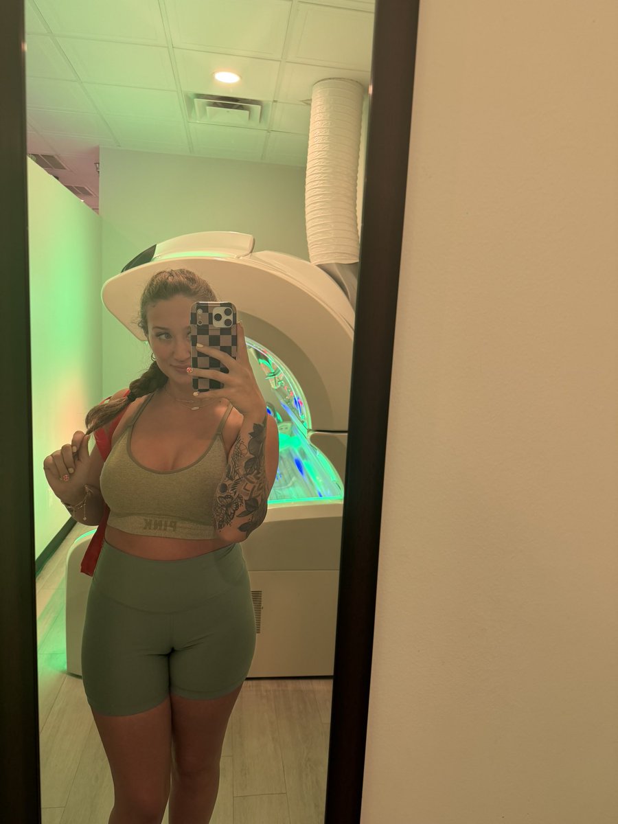 xxsuuccxx's tweet photo. @melkieteeth Follow me if you like thick girls 😉😋 #milf https://t.co/7BLv7Sd3Ry