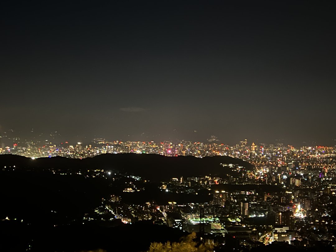 ClementHeather's tweet photo. 遠くの山の稜線と街の明かりが調和し、絵画のような風景 https://t.co/7QtiWhwvK2