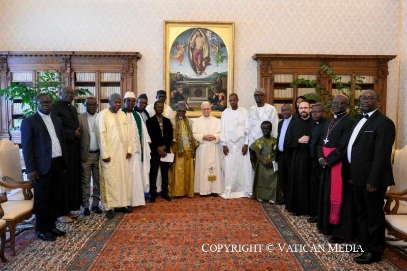 KhalifBambilor's tweet photo. UNE RENCONTRE HISTORIQUE AU CŒUR DU VATICAN

Le Saint-Siège a accueilli avec honneur une délégation religieuse sénégalaise conduite par Thierno Amadou BA, Khalife général de Bambilor, lors d’une audience pontificale d’une portée spirituelle et diplomatique exceptionnelle.

Au cours de cette rencontre historique, le Souverain Pontife a rendu un hommage solennel au Sénégal, saluant son modèle unique de coexistence pacifique et de fraternité religieuse, une référence pour le monde entier.

Le Pape a particulièrement magnifié l’œuvre de Thierno Amadou BA, dont l’engagement inlassable en faveur du dialogue interreligieux et du rapprochement entre les peuples force l’admiration et le respect au-delà des frontières.

Terre de Teranga, de tolérance et de paix, le Sénégal s’affirme une fois de plus sur la scène internationale comme une nation dont les valeurs de vivre-ensemble constituent un patrimoine précieux pour l’humanité.

Cette audience restera gravée dans les mémoires comme un témoignage fort de la reconnaissance internationale du Sénégal et de ses fils engagés pour la paix.

Fierté nationale. Rayonnement universel.

#Sénégal #DialogueInterreligieux #Vatican #KhalifeDeBambilor #Paix #Teranga #Fraternité