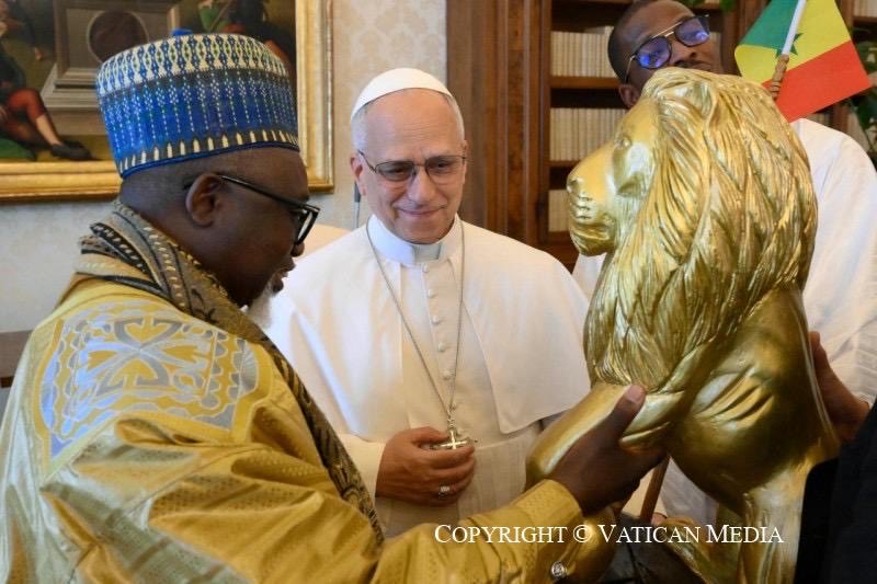 KhalifBambilor's tweet photo. UNE RENCONTRE HISTORIQUE AU CŒUR DU VATICAN

Le Saint-Siège a accueilli avec honneur une délégation religieuse sénégalaise conduite par Thierno Amadou BA, Khalife général de Bambilor, lors d’une audience pontificale d’une portée spirituelle et diplomatique exceptionnelle.

Au cours de cette rencontre historique, le Souverain Pontife a rendu un hommage solennel au Sénégal, saluant son modèle unique de coexistence pacifique et de fraternité religieuse, une référence pour le monde entier.

Le Pape a particulièrement magnifié l’œuvre de Thierno Amadou BA, dont l’engagement inlassable en faveur du dialogue interreligieux et du rapprochement entre les peuples force l’admiration et le respect au-delà des frontières.

Terre de Teranga, de tolérance et de paix, le Sénégal s’affirme une fois de plus sur la scène internationale comme une nation dont les valeurs de vivre-ensemble constituent un patrimoine précieux pour l’humanité.

Cette audience restera gravée dans les mémoires comme un témoignage fort de la reconnaissance internationale du Sénégal et de ses fils engagés pour la paix.

Fierté nationale. Rayonnement universel.

#Sénégal #DialogueInterreligieux #Vatican #KhalifeDeBambilor #Paix #Teranga #Fraternité