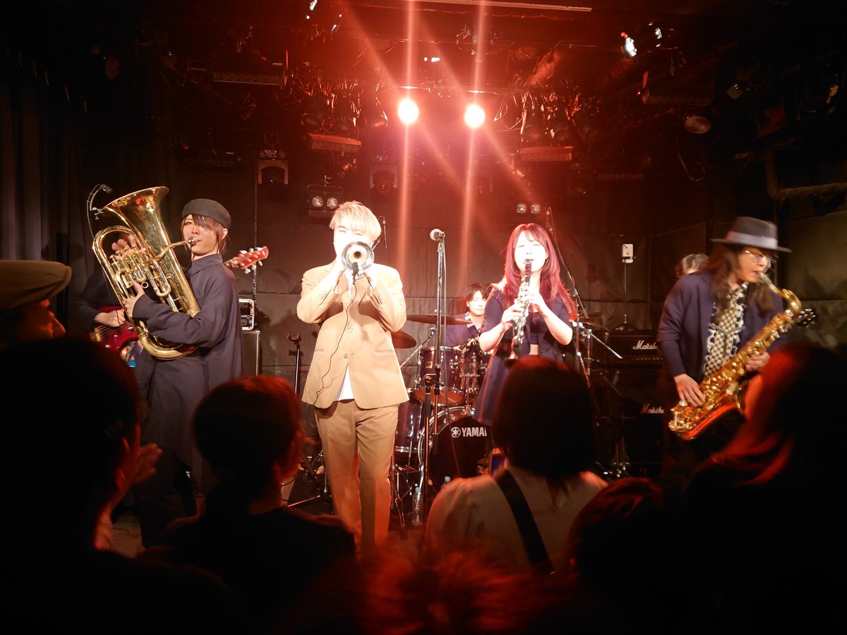 syrup11re's tweet photo. 本日は、The Folie Phantomさん、オオサカズさんのライブへ！
めっちゃ盛り上がった〜〜！！

どっちのバンドも最高だったし、ゲストのAkaneさんの演奏も良かった〜！

sal1na.さん、abbeyさん、すっごくカッコいい〜
バンドでユーフォ吹いてるの、良いよね

(オオサカズさんの写真撮り忘れた汗) https://t.co/YSnwiaYP8k