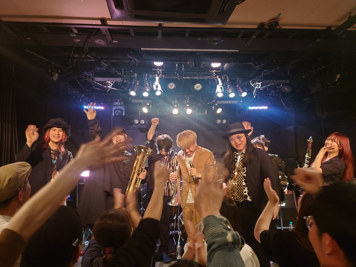 syrup11re's tweet photo. 本日は、The Folie Phantomさん、オオサカズさんのライブへ！
めっちゃ盛り上がった〜〜！！

どっちのバンドも最高だったし、ゲストのAkaneさんの演奏も良かった〜！

sal1na.さん、abbeyさん、すっごくカッコいい〜
バンドでユーフォ吹いてるの、良いよね

(オオサカズさんの写真撮り忘れた汗) https://t.co/YSnwiaYP8k