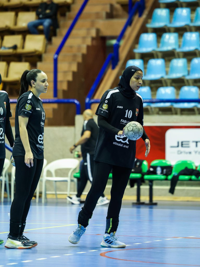 فريقنا يجري عمليات الإحماء قبل انطلاق المباراة 🦅