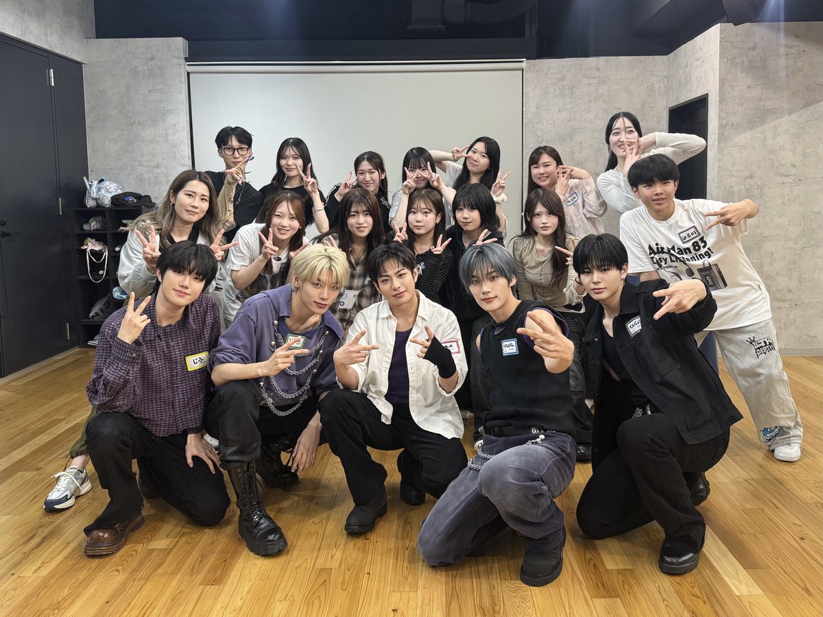 [📣]

EVNNE 1st Single [Backtalk] 発売記念 
– EVNNE DANCE WORKSHOP – 

スパルタ先生たちとの情熱溢れるワークショップ🔥
最高の盛り上がりありがとうございました🕺🪩

#EVNNE #イブン
#뱉어 #뱉어_Backtalk