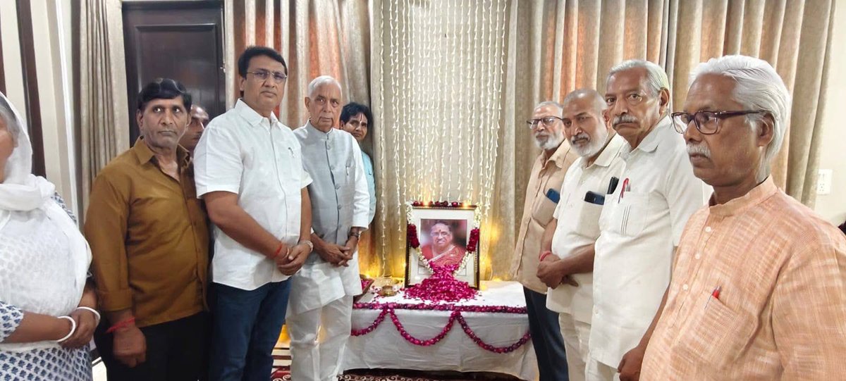 KumarDinesh185's tweet photo. आज माता जी की 5 वी पुण्यतिथि पर दिल्ली प्रदेश कांग्रेस कमेटी के अध्यक्ष भाई देवेंद्र यादव जी, पूर्व अध्यक्ष श्री अनिल चौधरी जी, पूर्व अध्यक्ष श्री जय प्रकाश अग्रवाल जी एवम पूर्व अध्यक्ष श्री सुभाष चोपड़ा जी ने आयोजित कार्यक्रम में सम्मिलित होकर श्रद्धांजलि अर्पित की। https://t.co/K2Ojih4Q8W