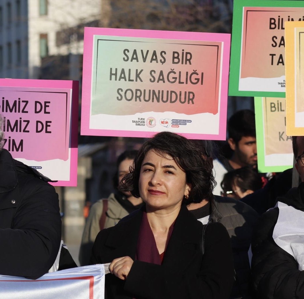 diyartabip's tweet photo. Haksız ve hukuksuz biçimde 675 sayılı KHK ile ihraç edilen, önceki dönem oda başkanlarımızdan Dr. Elif Turan’ın görevine iade edilmesi; 10 yıldır süren haklı mücadelenin önemli bir kazanımıdır.

KHK rejimiyle bu ülkede yüzlerce hekim, sağlık emekçisi ve kamu çalışanı hiçbir somut delil olmadan siyasi tasfiye politikalarıyla işinden, emeğinden ve yaşamından koparıldı.

Yıllardır sürdürülen bu hukuksuzluk; yalnızca emekçilere değil, toplumun adalet duygusuna ve kamusal yaşama yönelmiş ağır bir saldırıdır.

10 yıldır devam eden KHK zulmü, bu ülkenin utanç sayfalarından biri olarak anılacaktır.
Direnenler, dayanışmayı büyütenler ve mücadeleden vazgeçmeyenler kazanmaya devam edecek.