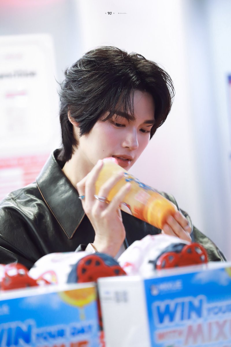 พนักงานร้านนี้หล่อมากกกกก

MIXUE ORANGE X MGR WIN

#WinYourDayWithMIXUEOrange
#ManagerWin #winmetawin