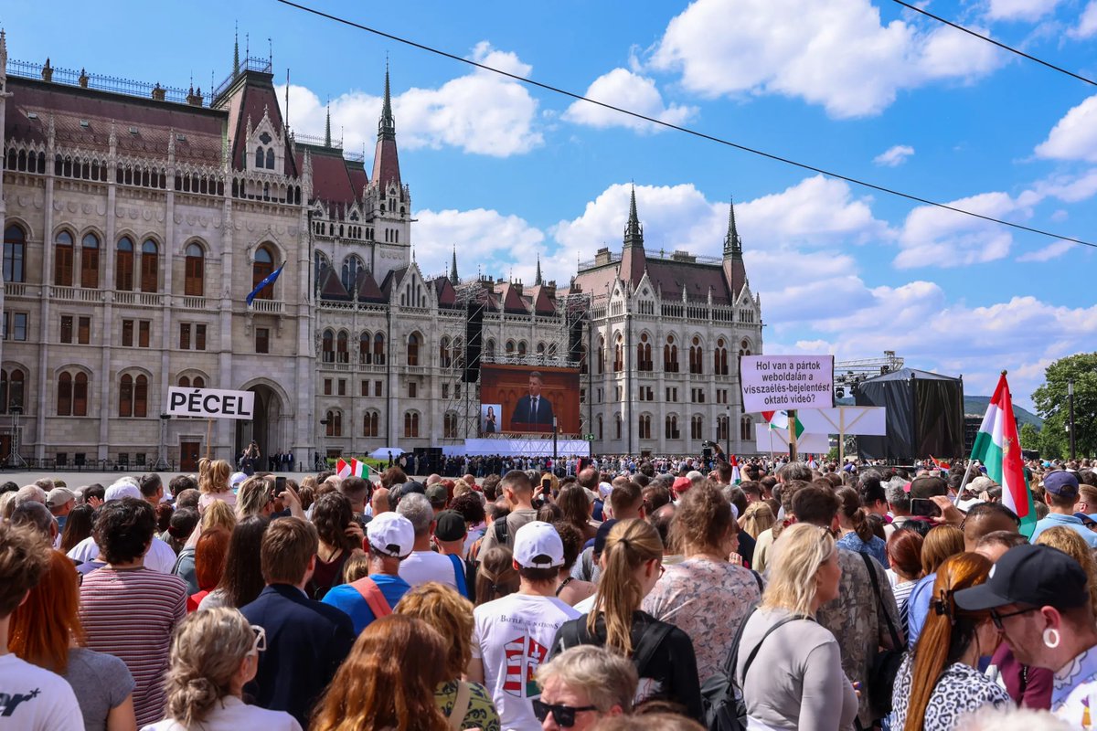 kalmantibs's tweet photo. Just like King Charles III’s powerful speech to Congress at the end of April, @magyarpeterMP’s address to Parliament as the new Prime Minister is one for the ages.

Democracy and the Rule of Law in Hungary just received a historic boost.

⚖️🇭🇺🕊️

📷 @Telexhu https://t.co/nJTzM8qXSG