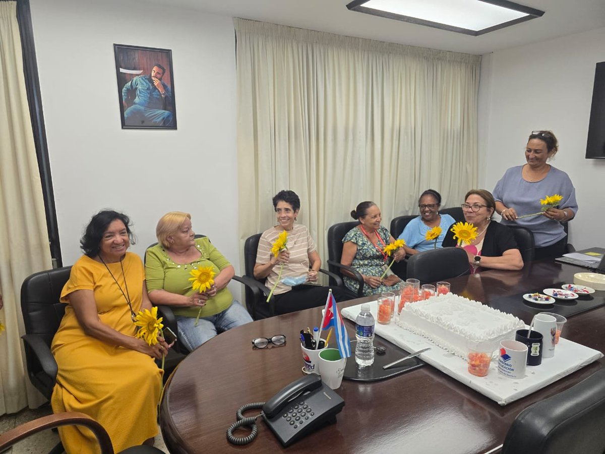 EdMartDiaz's tweet photo. Realizamos una sencilla pero emotiva actividad con nuestras compañeras de trabajo por el Día de las Madres. Les deseo muchas felicidades y les agradezco por brindar tanto cariño y amor. #MadresCubanas
#MujeresEnRevolución https://t.co/tY7VZgJLOp