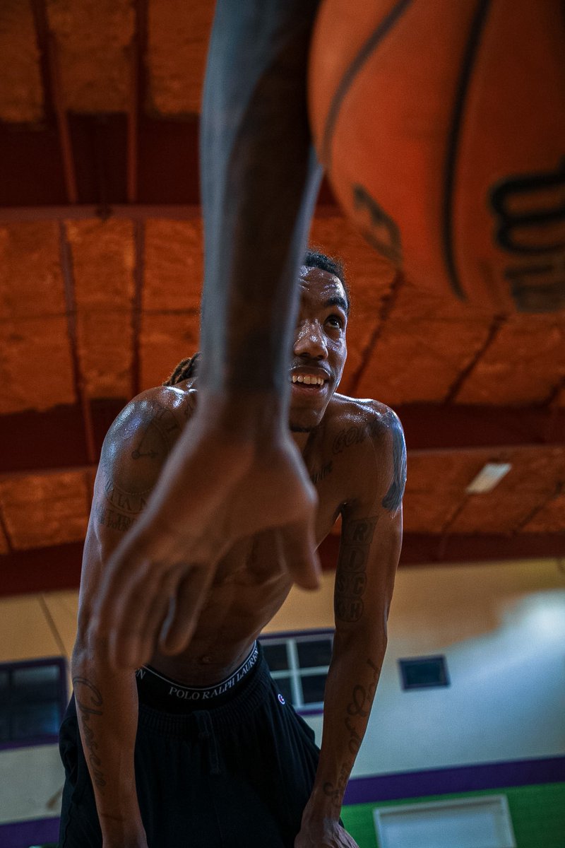 jj123644's tweet photo. JEREMIAH 29:11 @Jeremiah2pg hours in silence to shine on the biggest stages🚶🏾♂️🏀⭐️⏳ #Chosenone #Godspeed #PointguardU #outworkseason https://t.co/uEG1KW6RDw