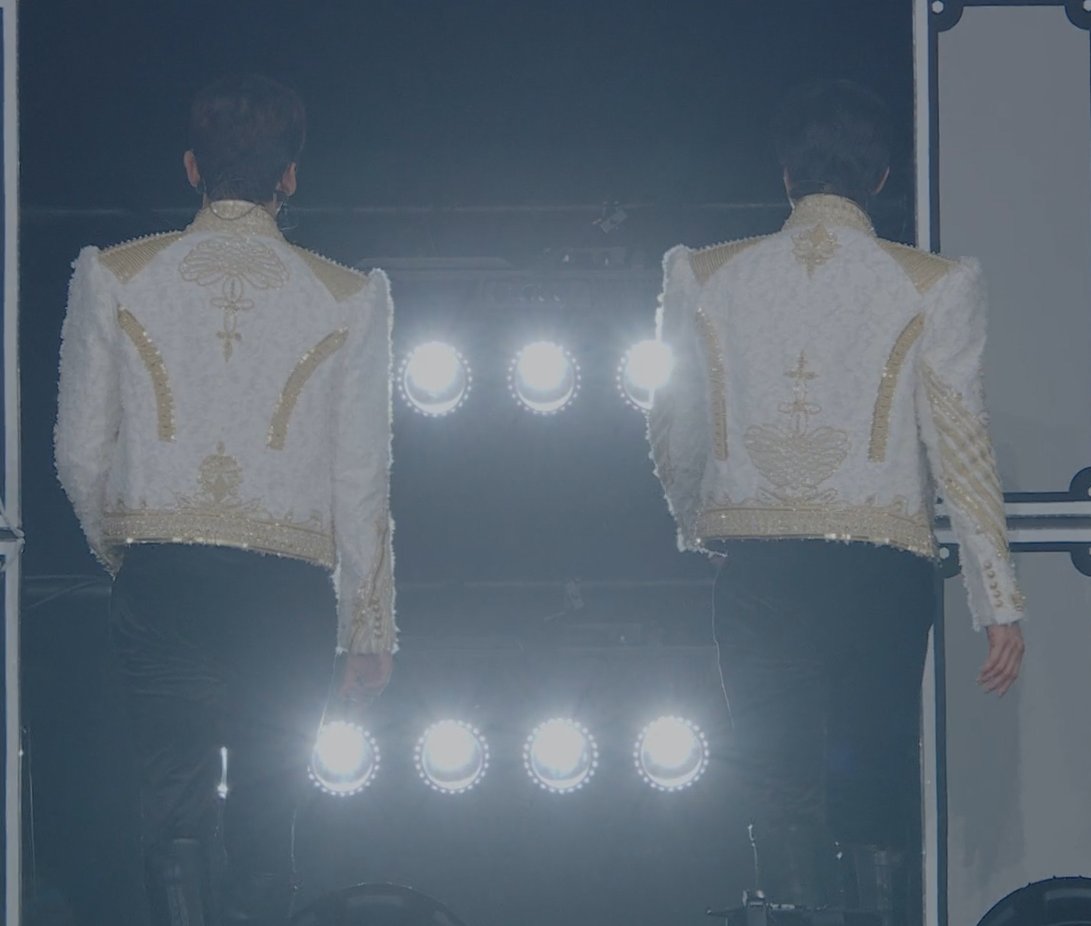 im slow but just realised the designs on their sleeves and back are flipped. they look opposite of each other but are composed of the same elements? 👀