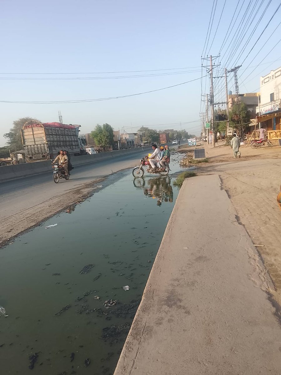 KingDynamo_'s tweet photo. Day 4 posting  no Action⚠️⛔️
 خان بیلہ N-5 ہائی وے پر یہ گندے پانی کا جوہڑ پچھلے 4 سال سے موجود ہے۔ سڑک تنگ ہونے کی وجہ سے یہاں موٹرسائیکل سواروں کا پھسلنا اور حادثات روز کا معمول بن چکے ہیں۔
@SaimaFarooq
@CMComplaintCell 
 @MaryamNSharif 
@govtofpunjabpk 28.967975,70.738667 https://t.co/cCX8hiNCzs
