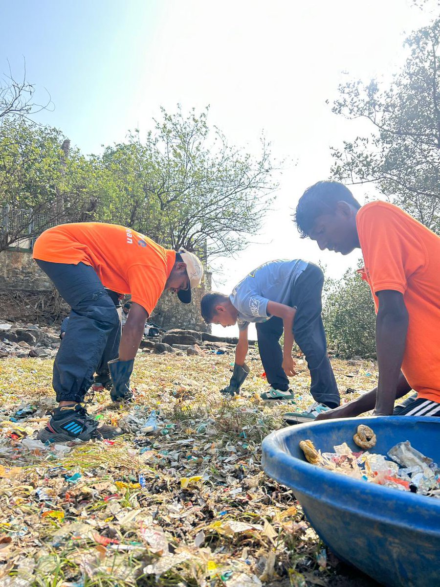 AfrozShah1's tweet photo. Week 582 .

Heat and our hands move together . 

2nd cleanup of the day .

Daana pani  beach .

Our Saturday ends . https://t.co/GrV1UBQo6B