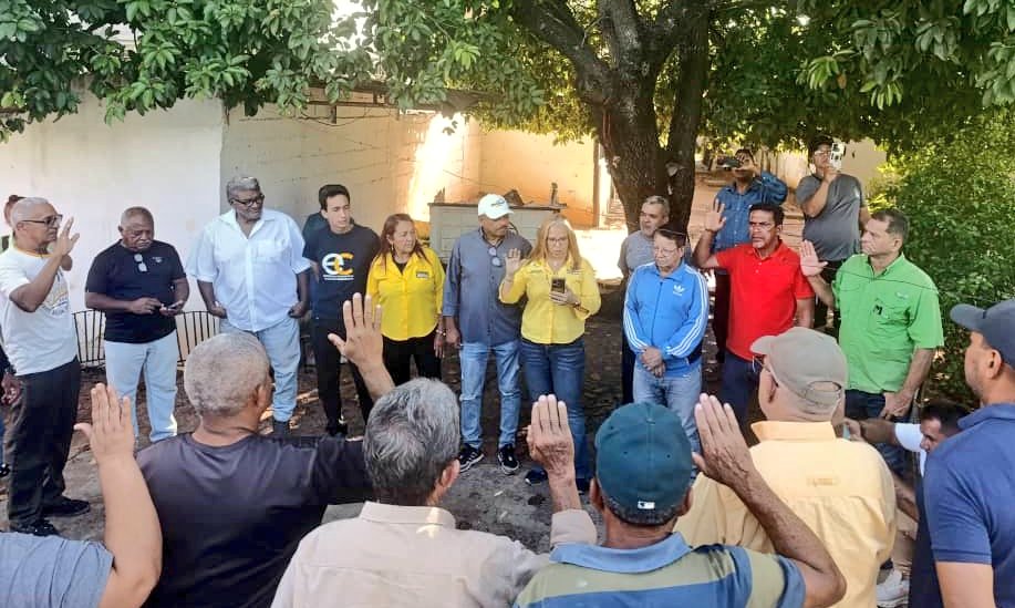EnCiudadanoBol's tweet photo. #9mayo | En #CiudadBolivar, juramentamos la plataforma unitaria democrática de la parroquia La Sabanita del municipio. Seguimos unidos  organizando e impulsando la #HojaDeRuta de la @unidadvenezuela hasta lograr la transición y elecciones libres.

#EsNuestroDeber
@TonyGeara https://t.co/Ccu7lZzj7N