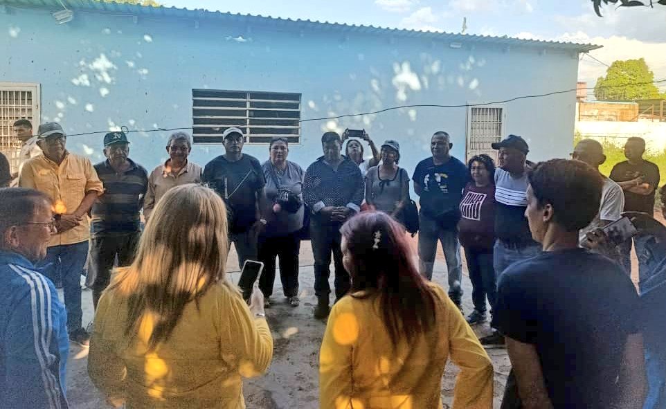 EnCiudadanoBol's tweet photo. #9mayo | En #CiudadBolivar, juramentamos la plataforma unitaria democrática de la parroquia La Sabanita del municipio. Seguimos unidos  organizando e impulsando la #HojaDeRuta de la @unidadvenezuela hasta lograr la transición y elecciones libres.

#EsNuestroDeber
@TonyGeara https://t.co/Ccu7lZzj7N