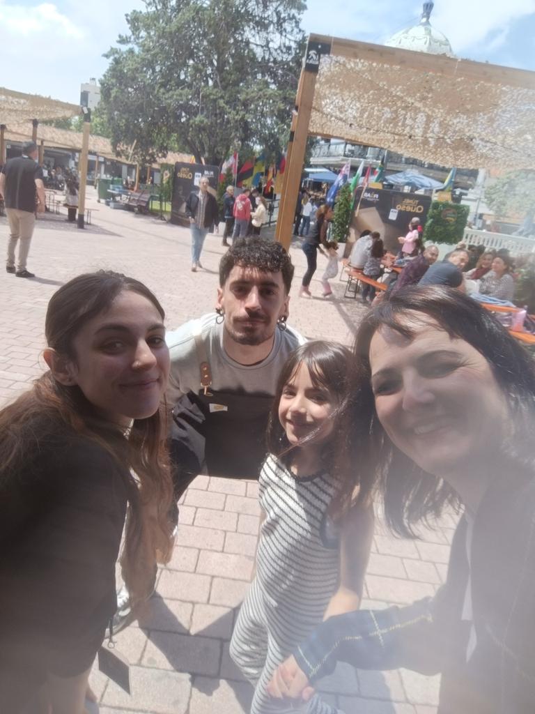 PollitoPiiog's tweet photo. #FeriadelQueso #Albacete @quesosapolonio fue uno de los mejores quesos del mundo y además son encantadores. Gracias por ese ratito tan bueno 😗 https://t.co/5XTRDi678v