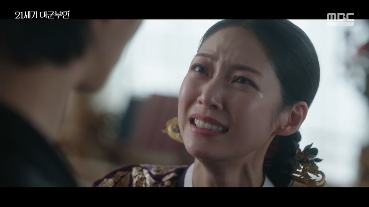 drowninginbaek's tweet photo. Yirang: "I gave up my dreams, my aspirations, and my heart.. why can't you give up yours?"

We got their past relationship #PerfectCrownEp10 https://t.co/cH1Ve87VRk