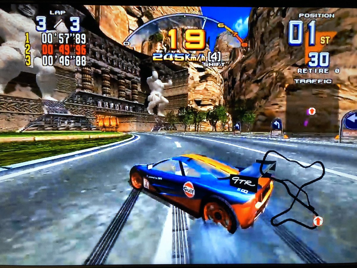 JfodxVSqgXSoeOY's tweet photo. SEGA AM2がデイトナUSAから始まったドリフト走行の到達点だったアウトラン2SP！デイトナUSA、スカッドレース、アウトラン2に向かう過程でとにかくドリフトが気持ちイイ感覚はゲームならではの爽快感をもたらしたと思う。
#SEGA #AM2 #アウトラン2 #デイトナUSA #スカッドレース https://t.co/DMPijywTZ1