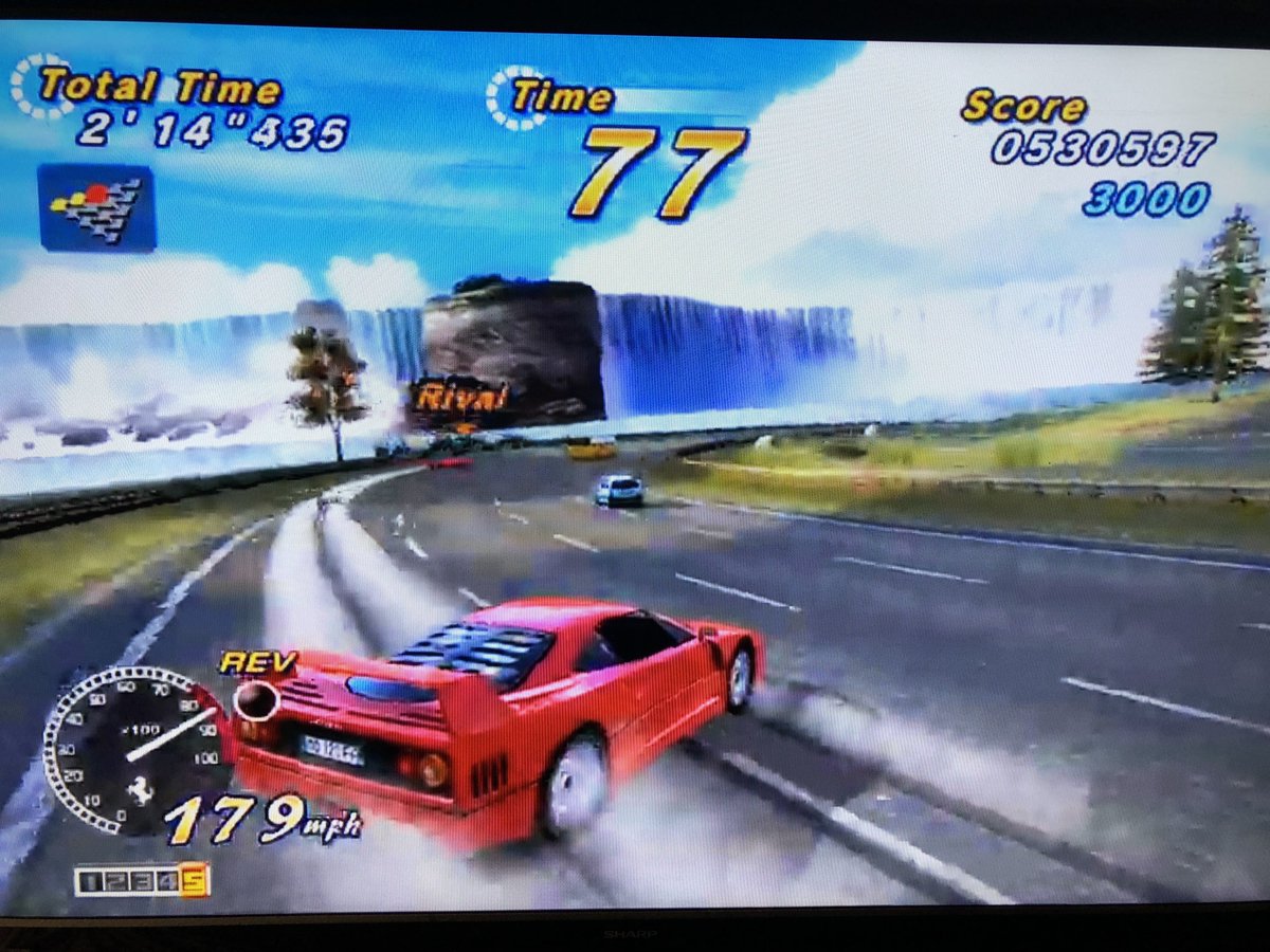 JfodxVSqgXSoeOY's tweet photo. SEGA AM2がデイトナUSAから始まったドリフト走行の到達点だったアウトラン2SP！デイトナUSA、スカッドレース、アウトラン2に向かう過程でとにかくドリフトが気持ちイイ感覚はゲームならではの爽快感をもたらしたと思う。
#SEGA #AM2 #アウトラン2 #デイトナUSA #スカッドレース https://t.co/DMPijywTZ1