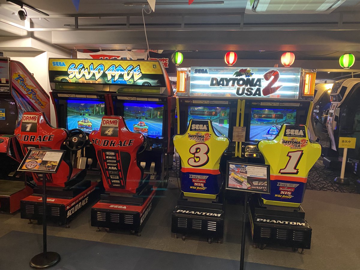 JfodxVSqgXSoeOY's tweet photo. SEGA AM2がデイトナUSAから始まったドリフト走行の到達点だったアウトラン2SP！デイトナUSA、スカッドレース、アウトラン2に向かう過程でとにかくドリフトが気持ちイイ感覚はゲームならではの爽快感をもたらしたと思う。
#SEGA #AM2 #アウトラン2 #デイトナUSA #スカッドレース https://t.co/DMPijywTZ1