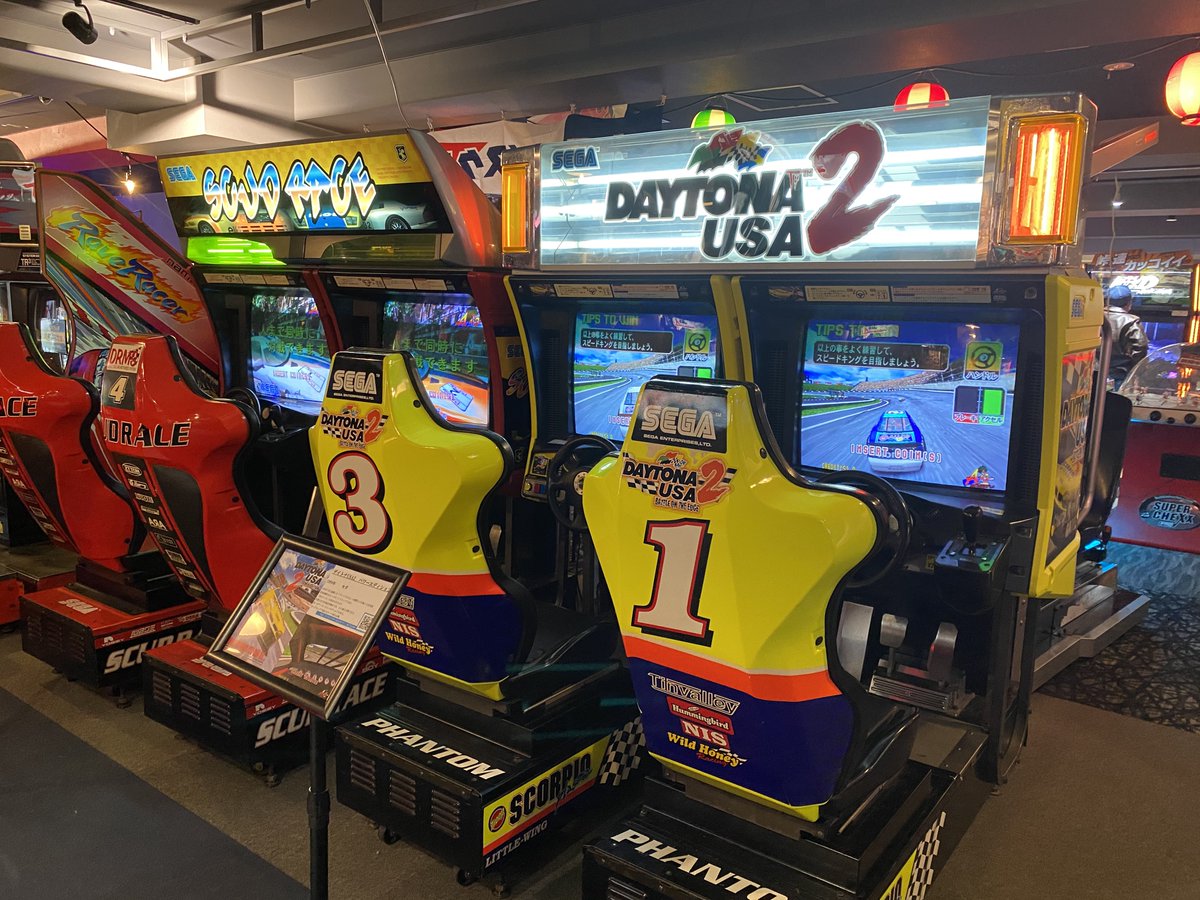 JfodxVSqgXSoeOY's tweet photo. SEGA AM2がデイトナUSAから始まったドリフト走行の到達点だったアウトラン2SP！デイトナUSA、スカッドレース、アウトラン2に向かう過程でとにかくドリフトが気持ちイイ感覚はゲームならではの爽快感をもたらしたと思う。
#SEGA #AM2 #アウトラン2 #デイトナUSA #スカッドレース https://t.co/DMPijywTZ1