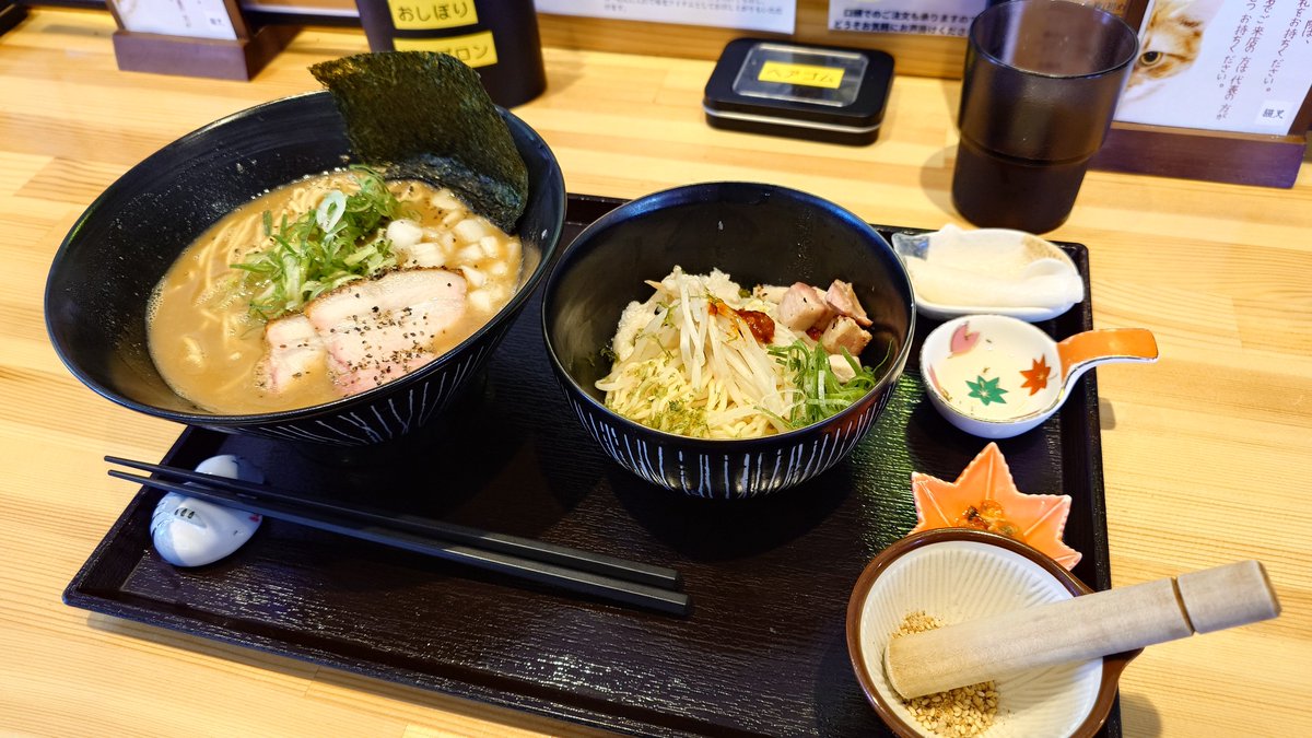 river_far's tweet photo. お昼ごはん

さいたま 岩槻 猫ニ叉タビさん 初訪店
濃厚醤油らーめん (味変あり) ¥990.-

ラーメン 麺100g、和え玉 麺50g 、味変アイテム3種、大根の甘酢漬け のセット。
確かに濃厚です。
チャーシューはベーコンに似た歯触りと味わい。
楽しいセットでした。
ごちそうさまでした。 https://t.co/TOAIqbOXgS