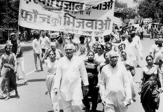 amanpreet1912's tweet photo. In 1980s, BJP led protests against declaring it a holy city &amp; banning tobacco near Sri Darbar Sahib, Amritsar. They marched brandishing bidi/ cigarette, shouting: “Bidi, cigarette piyenge; shaan se jiyenge”
Mocking Sikh sentiments &amp; sanctity of Sri Darbar Sahib. History remembers https://t.co/ZrxESFcSJX