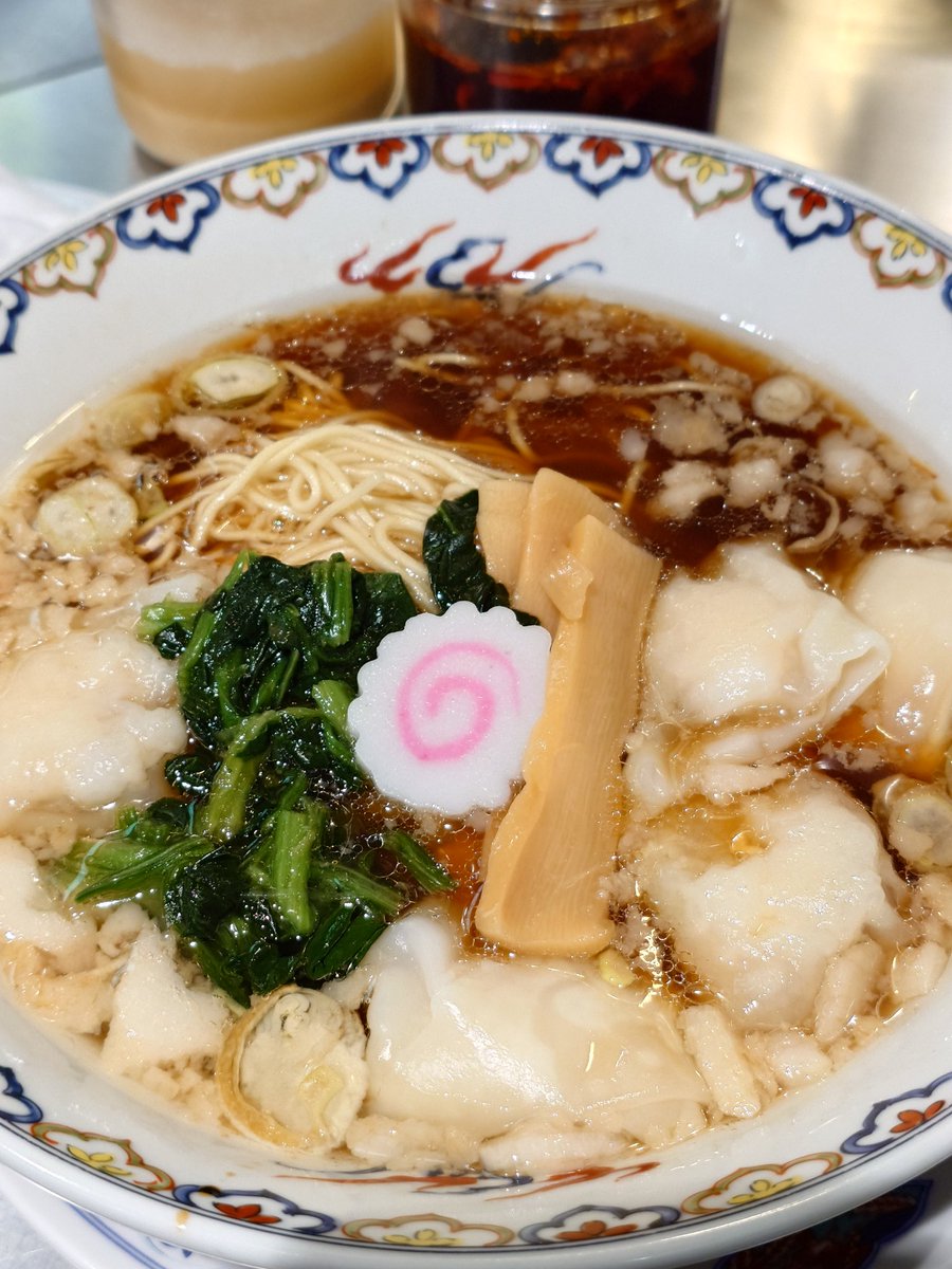 Super_Exciting_'s tweet photo. なんだか今日は朝から雲呑麺食べたい気分だったので業務終了後に赤坂見附まで直行🍜
僕は海老雲呑麺、連れはスタンダードな雲呑麺。
ここ時々来たくなるんだ😁 https://t.co/0jZUL58GOA