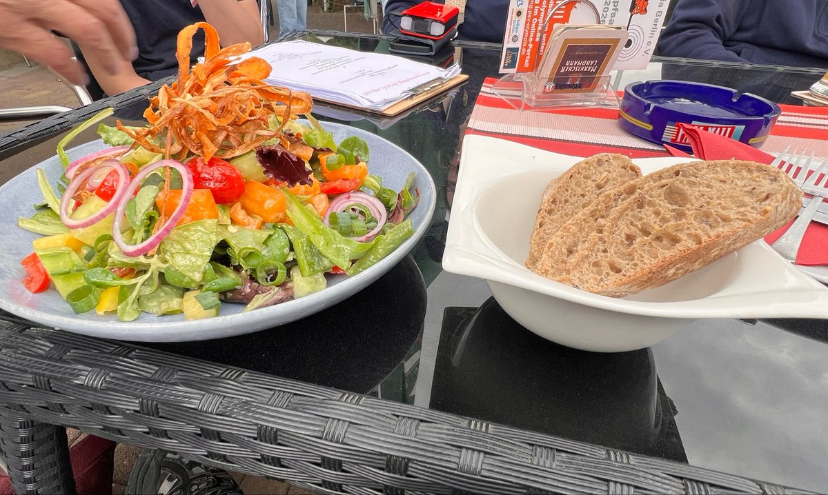 bbeomcals's tweet photo. guys is a 300cal estimate enough for this??? im pretty sure it had some oil based dressing https://t.co/Tmf3y7QCGa