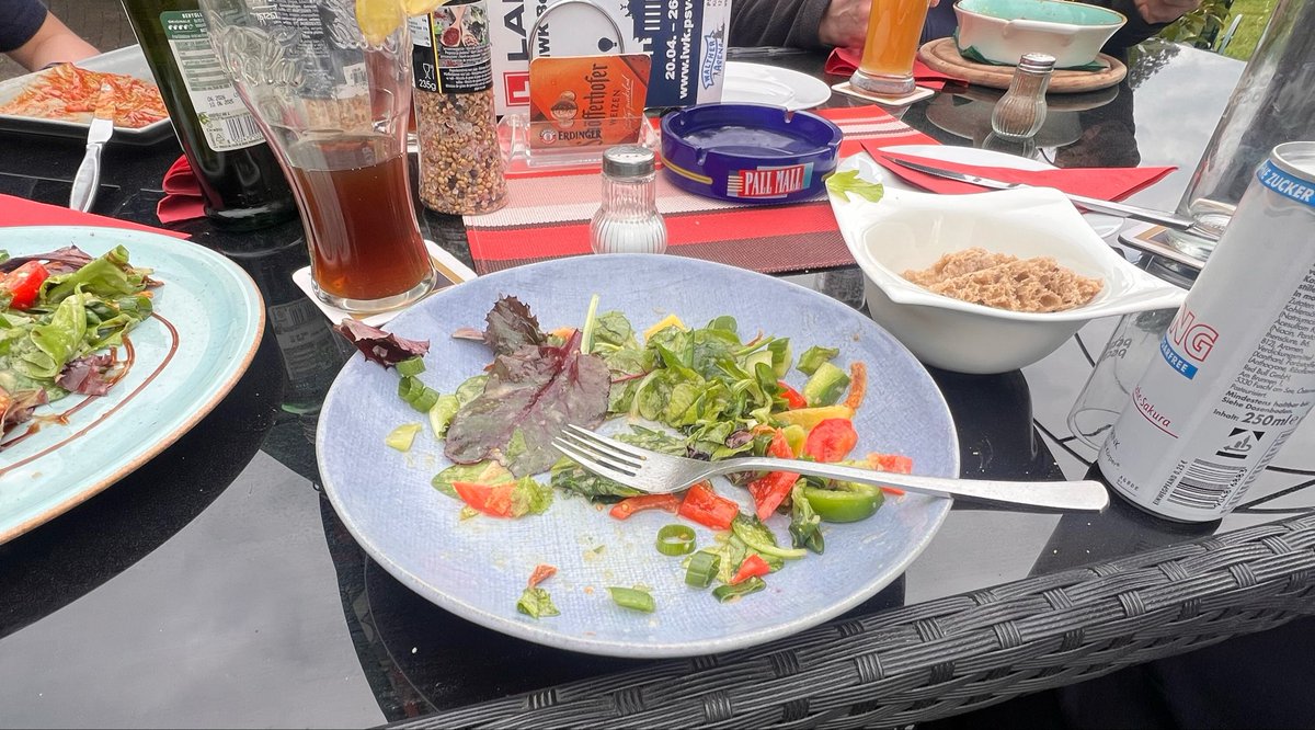bbeomcals's tweet photo. guys is a 300cal estimate enough for this??? im pretty sure it had some oil based dressing https://t.co/Tmf3y7QCGa