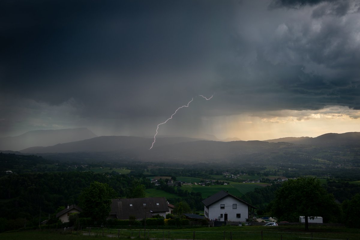 BobMilou's tweet photo. Orage du 9 mai 2026 dans l'albanais. 
Des structures peu esthétiques et une activité électrique qui a le mérite d'exister. Dans l'attente d'un vrai début de saison 🙄
Coucou @kevinalves83 😉
#orage #savoie #foudre https://t.co/k7mBSRrFp4