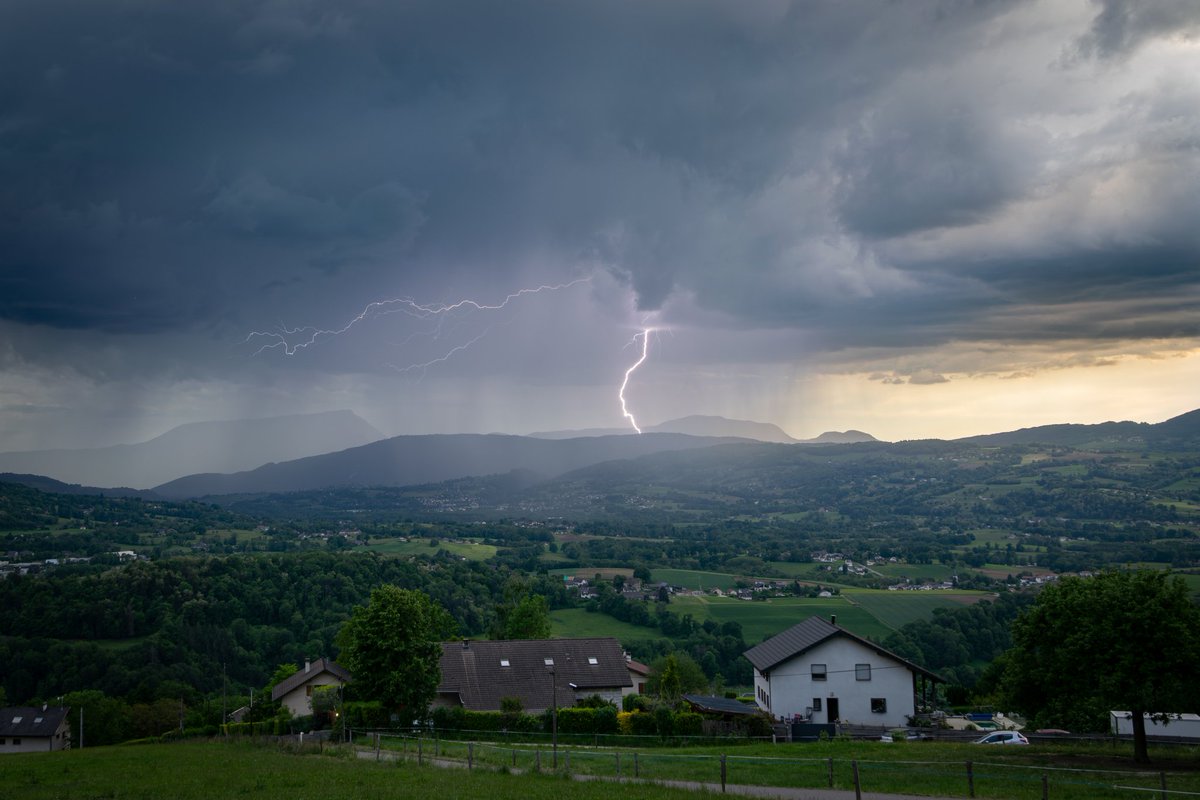 BobMilou's tweet photo. Orage du 9 mai 2026 dans l'albanais. 
Des structures peu esthétiques et une activité électrique qui a le mérite d'exister. Dans l'attente d'un vrai début de saison 🙄
Coucou @kevinalves83 😉
#orage #savoie #foudre https://t.co/k7mBSRrFp4