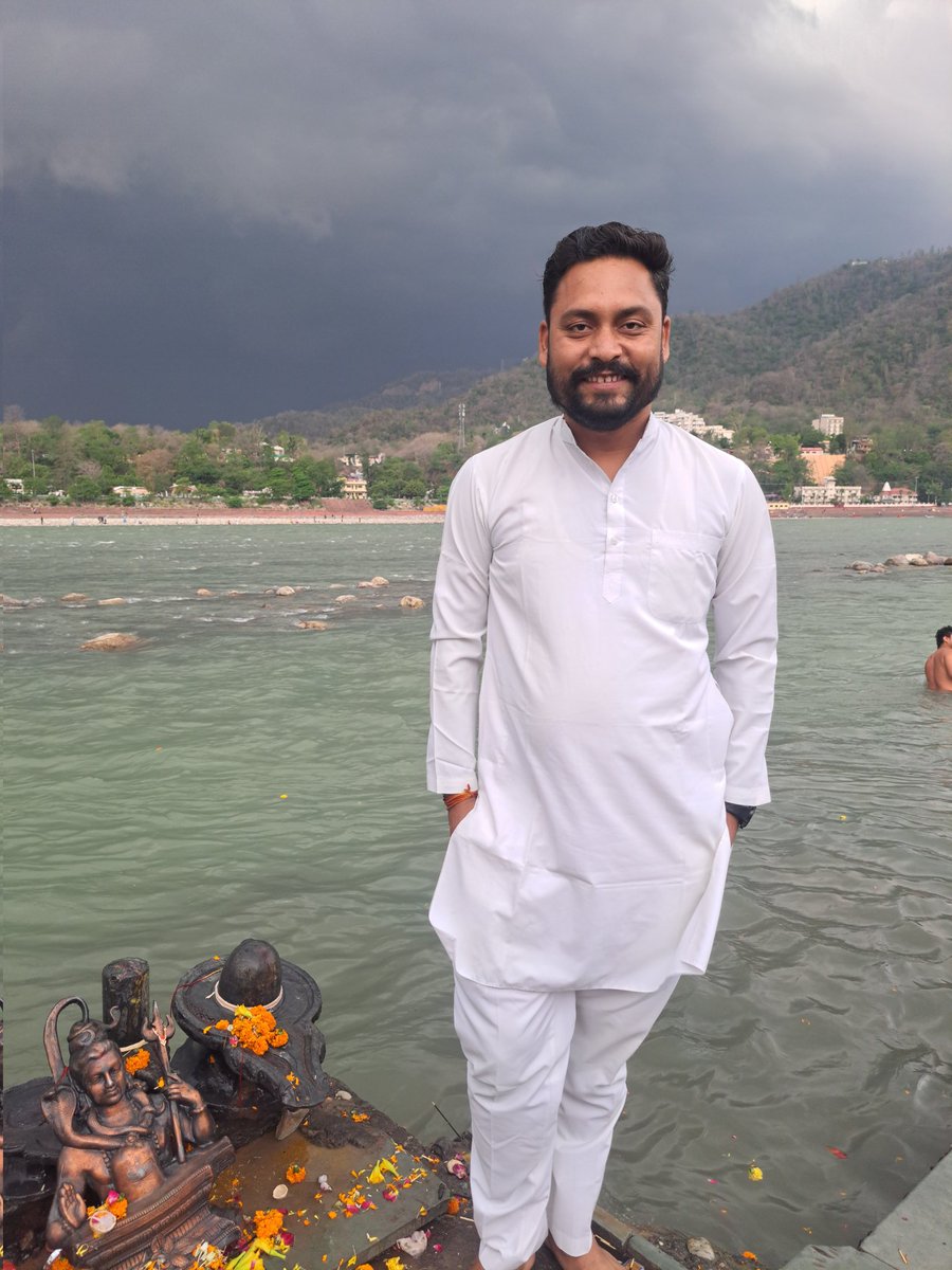 पहाड़, गंगा और सुकून 💙
#rishikesh #ganga #pahad #uttrakhand #haridwar